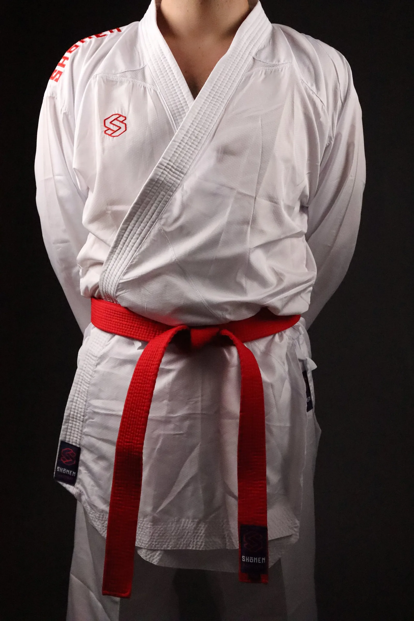 Casaco de kimono de kumite branco Shomen com cinto vermelho, visto de frente