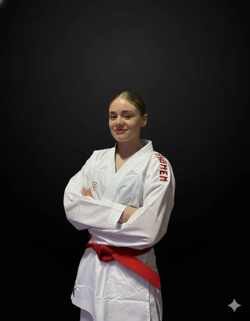 Leonor Gonçalves de braços cruzados, com kimono Shomen e cinto vermelho